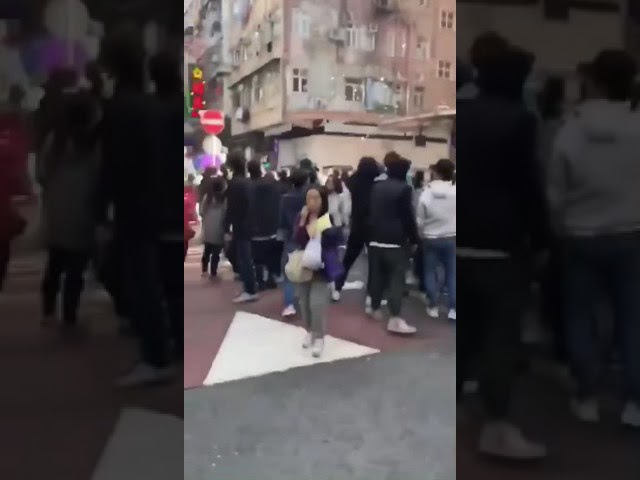 影／為了「這目的」讓香港下鈔票雨！24歲撒錢哥背景超驚人