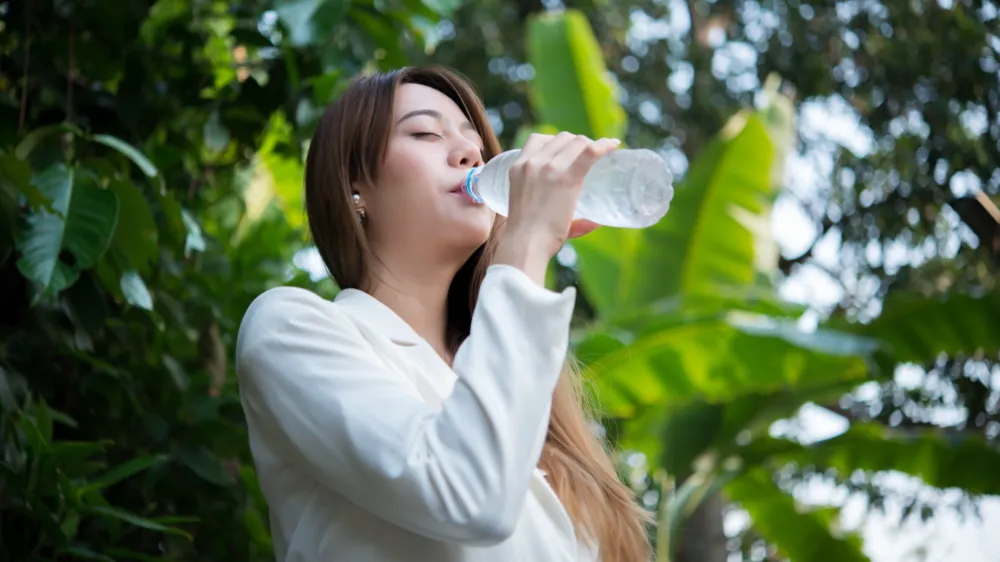 口臭、頭暈...水喝太少的6大危險信號　醫師、品水師教你喝水秘訣