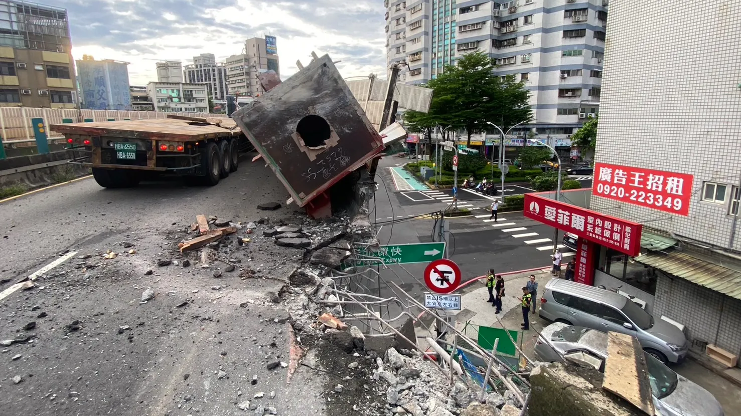 聯結車鋼樑「撞破」忠孝橋　緊急搶修已開放單線通車