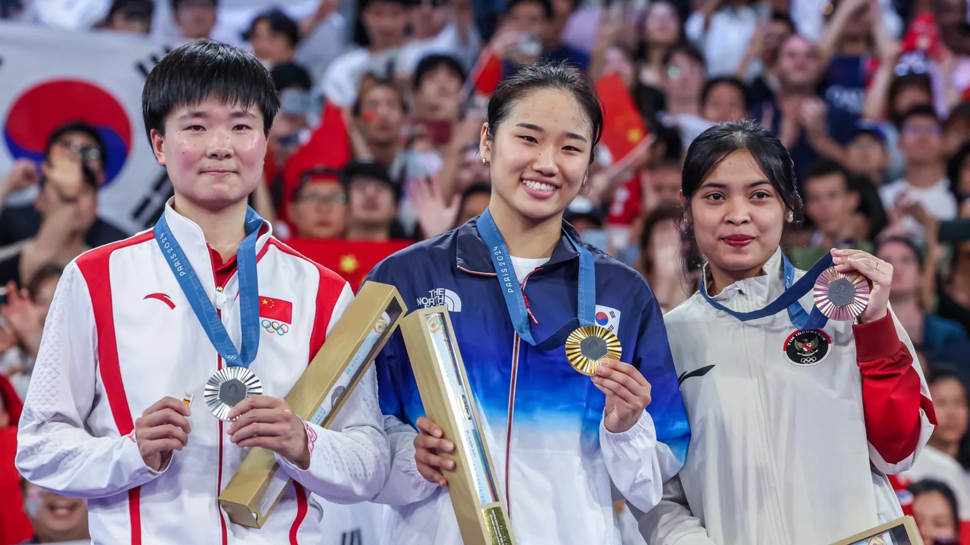 巴黎奧運／羽球女單四強賽馬琳傷退　何冰嬌晉級奪銀頒獎台上小舉動超暖心