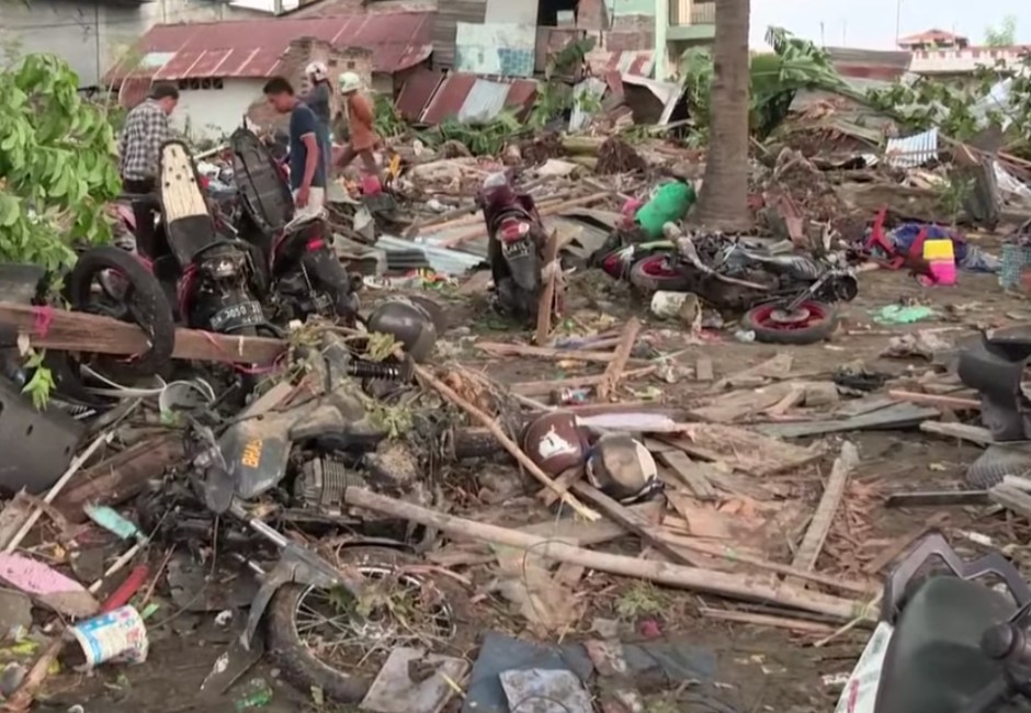 海水一退遍地屍骸！印尼7.5強震後遭海嘯侵襲 罹難人數恐破千
