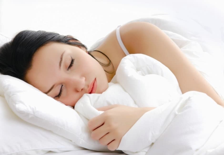 平躺、趴睡或側睡差很大！專家警告：「這睡姿」讓你越睡越老