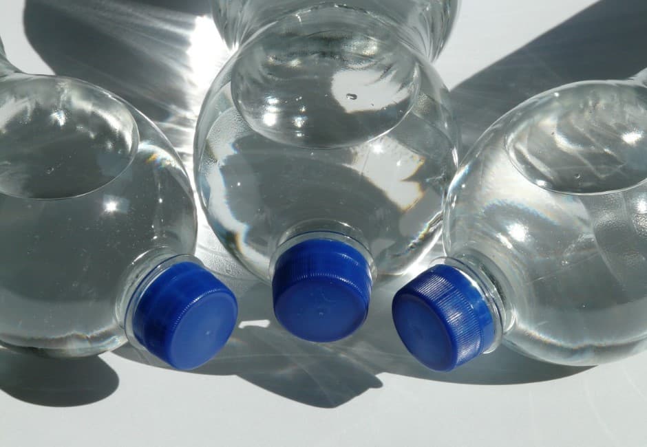 瓶裝水放高溫車內變「塑化劑水」？實測告訴你解答！