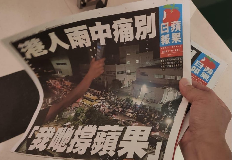 多圖／香港蘋果熄燈！「雨中痛別」最終刊民眾凌晨排隊搶買百萬份