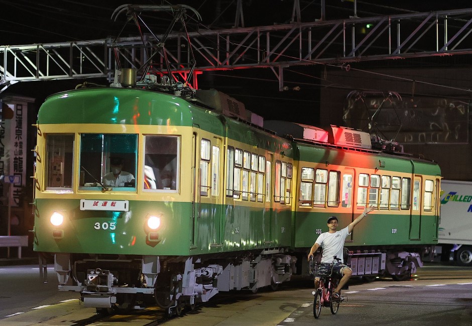 日本「電車老外」爆紅！鐵道迷守候拍攝江之島電鐵　老外搶鏡揮手遭罵「去死」
