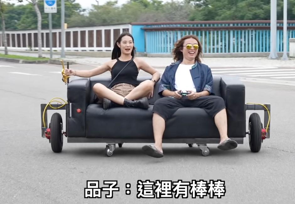 YouTuber賤葆「開沙發車」把妹！網友抓包疑違法：實在很危險