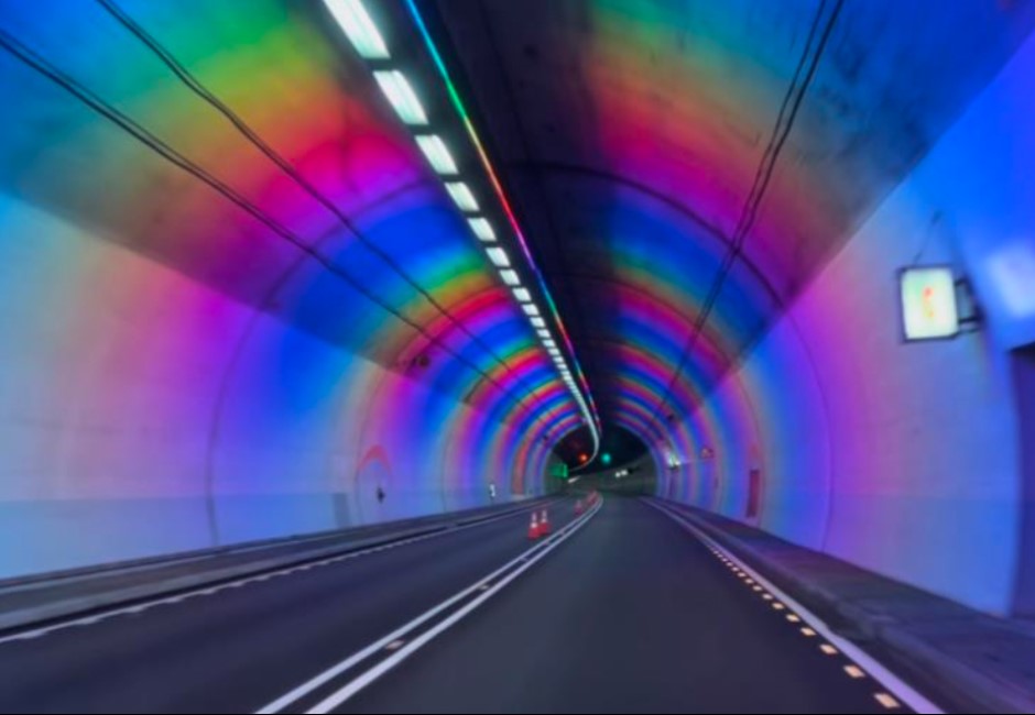 雪隧變身「七彩霓虹燈」？中秋連假啟用情境燈具聲量破千　網笑：電競隧道？