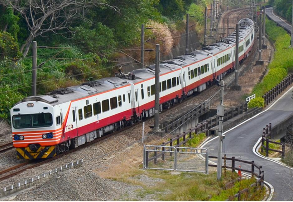 花東鐵路中斷！學生改搭「類火車」等到傻眼　下午才到校「台鐵緊急加開」