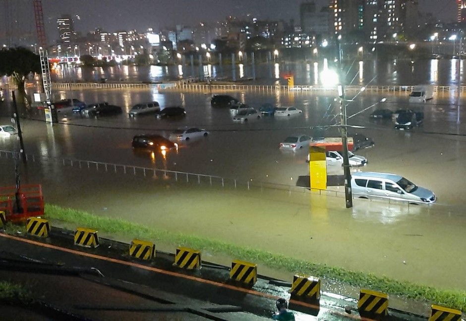 百齡橋下停車場成大水池　車主哀嚎狂罵！網秀通知簡訊反虧：不移車怪誰？