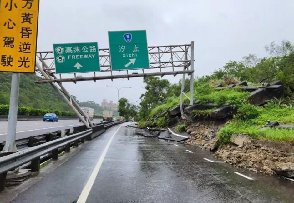 快訊／國道1號「走山」！中山高汐止交流道邊坡土石滑落　路標坍塌變形搶修中