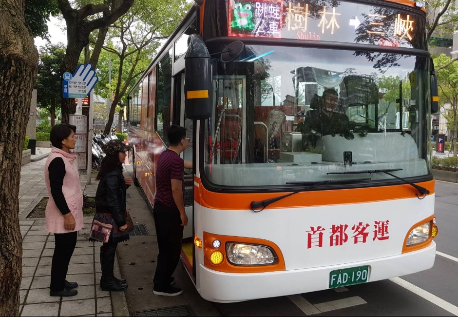 交通部修法11/18上路！公車車門夾傷乘客司機恐遭扣照6個月 網友意見兩極