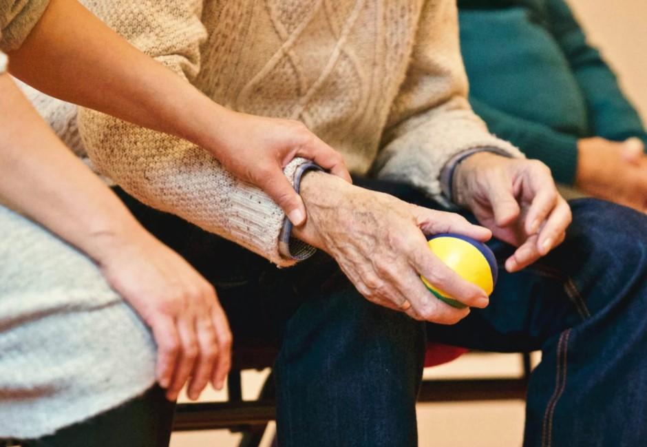 80歲失智翁發抖刷存摺…鄰警覺有異　報警破門「家中竟有3具乾屍」