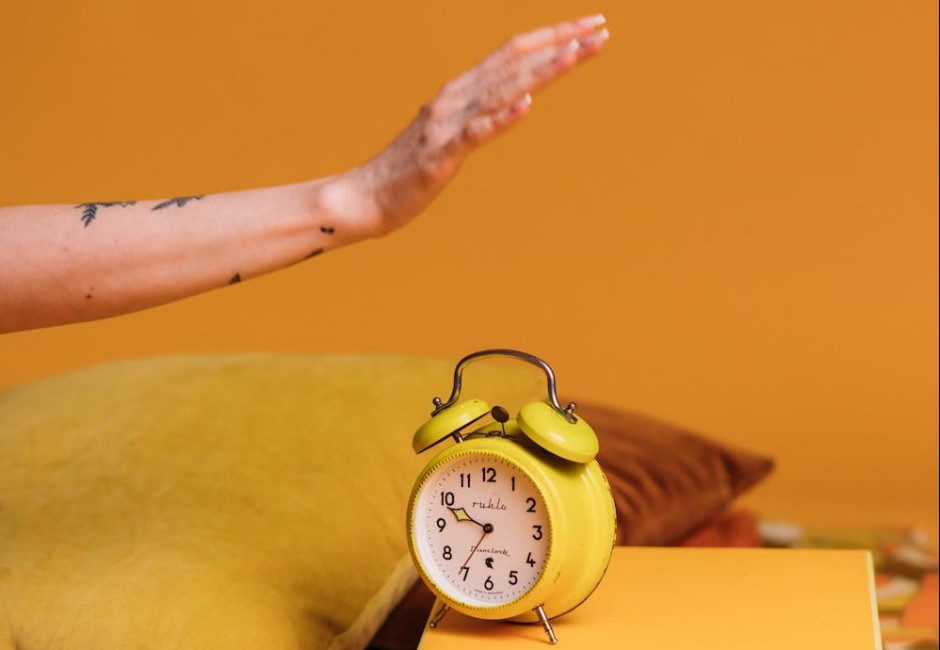 再睡10分鐘就好！「貪睡鬧鐘」一按可能整天都沒精神？專家警告：易破壞睡眠週期