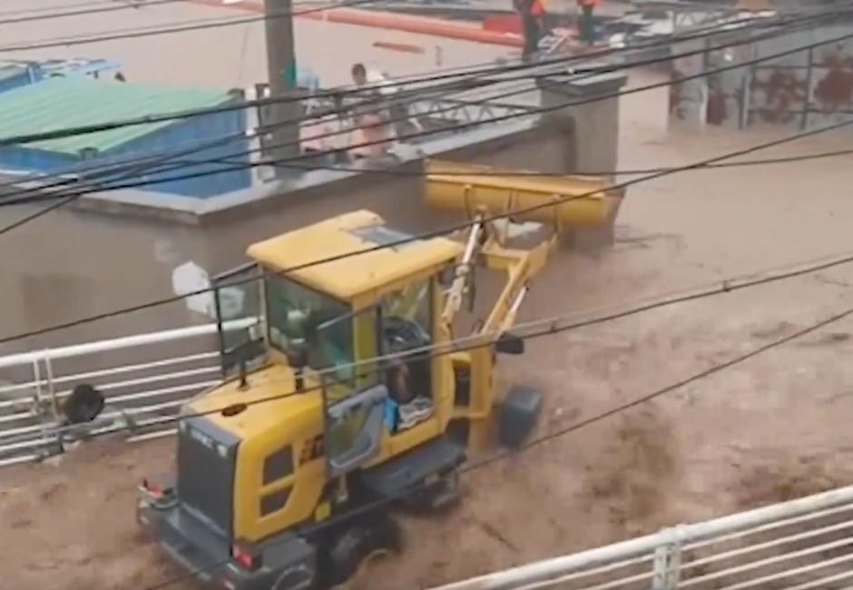 影／兩天下兩年雨量！中國京津冀地區暴雨20人死 他逆流而上救一家三口