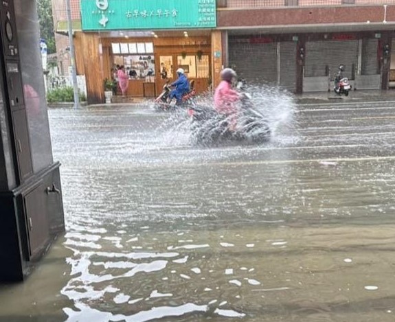 台南淹水一早又暴雨！市長黃偉哲臉書「貼雨量資訊」　市民暴怒：不停班停課嗎
