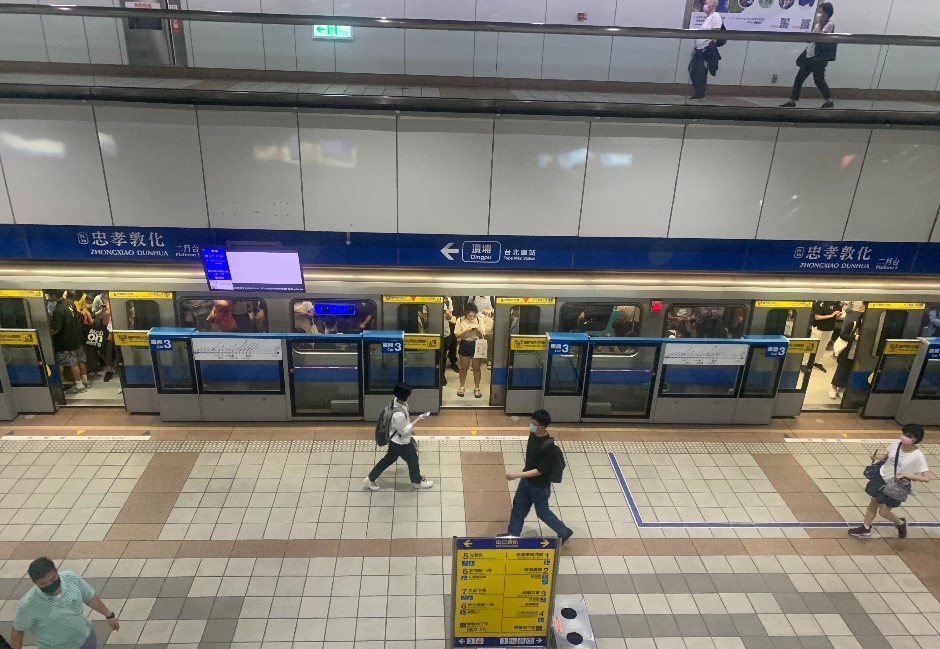 外國人來台好驚豔！台北捷運免付費「隱藏5服務」曝光　輪椅、老花眼鏡都有
