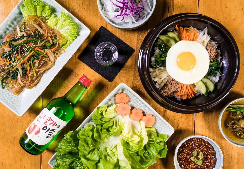 懶人包／韓國餐廳5大潛規則：以口就碗、倒酒禮儀...這樣做小心被當乞丐！