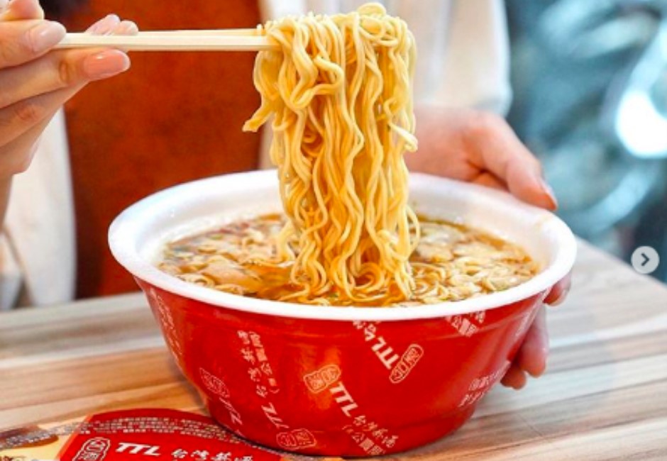 吃泡麵愛把湯喝光?醫師:當心這「恐怖病」找上門…尿出現泡泡