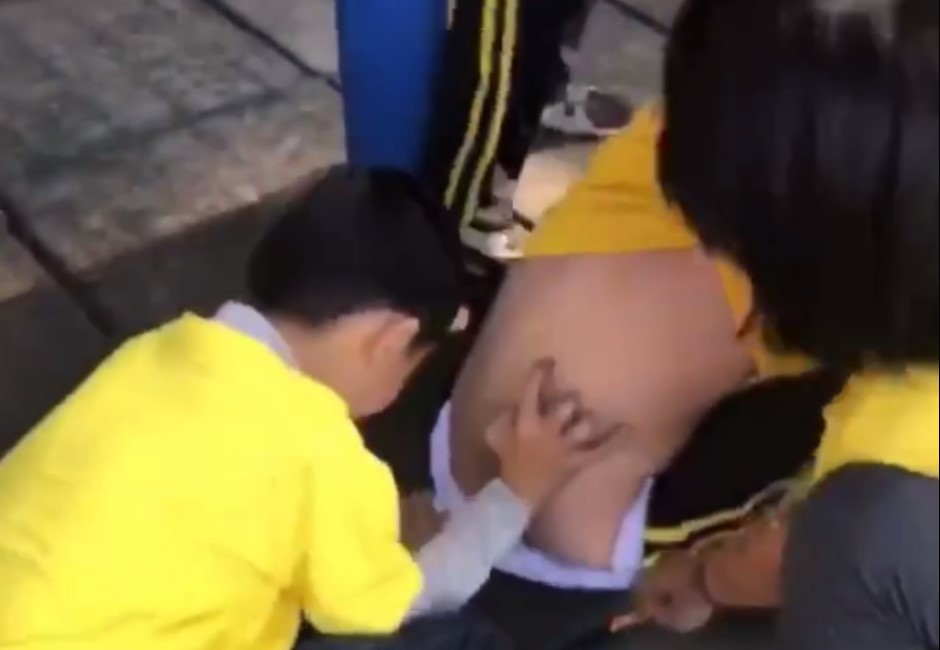 影/男童遭同儕丟飛盤、脫褲 老師笑著錄影:「假哭啦、愛演戲」