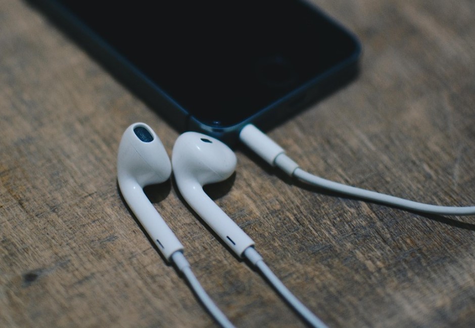 為什麼APPLE耳機後方有「神奇小孔」?不為人知的功能超重要