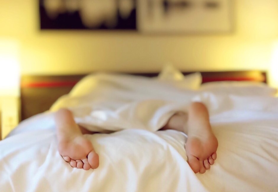 半夜愛追劇?專家:不只傷肝 熬夜會讓「身體7部位」爛光光!