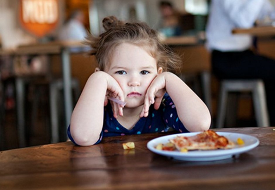 別再嫌棄吃飯很慢的人!研究指出與「慢食者」共餐有好處