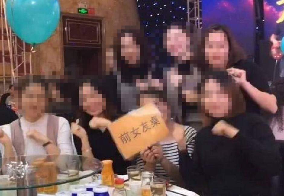 他婚宴設前女友桌!7女出席開心拍照…網驚:一個比一個美!