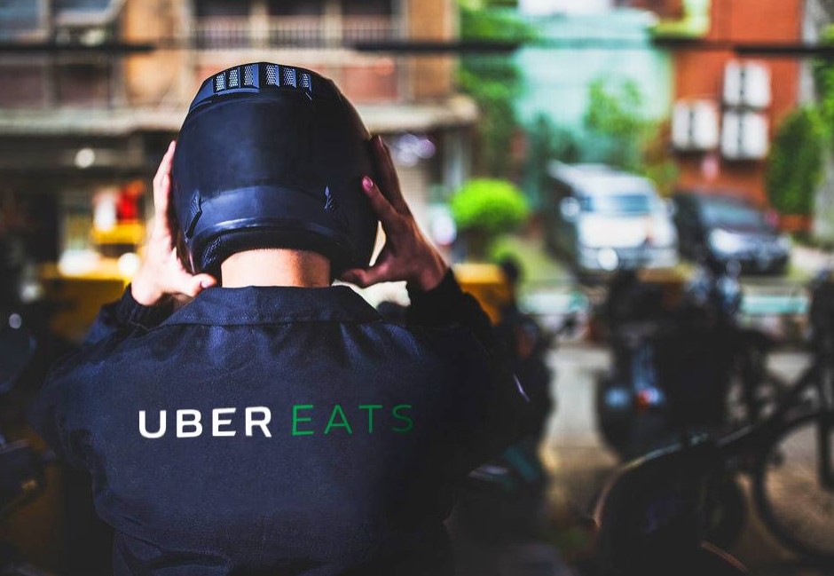 外送員冷雨送餐衰賠四百 一開FB陌生訊息暖到爆