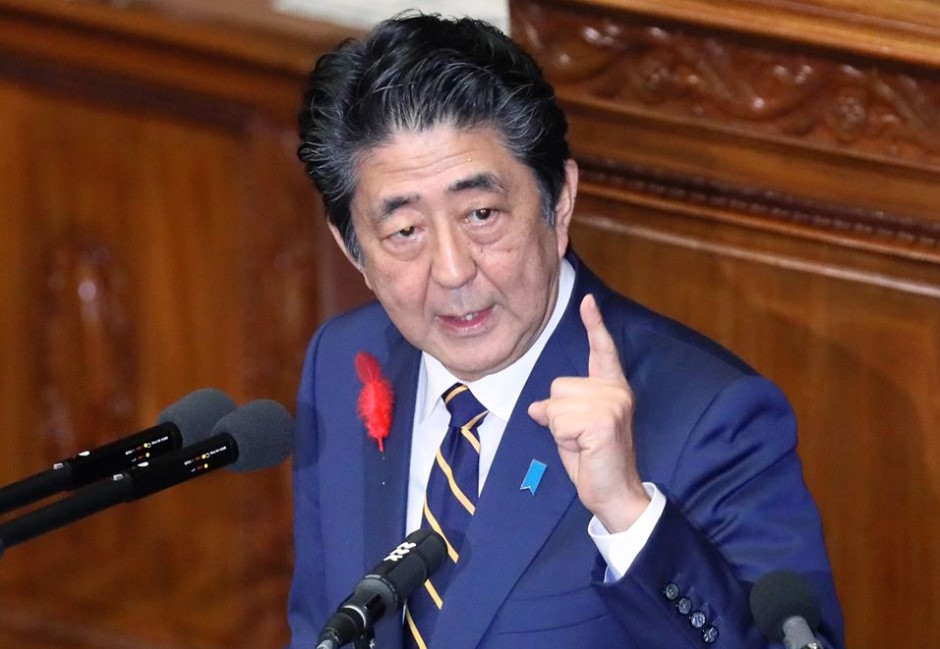 影/備詢9秒咳3次!安倍晉三用手摀口還亂擦 後方官員表情逐漸母湯