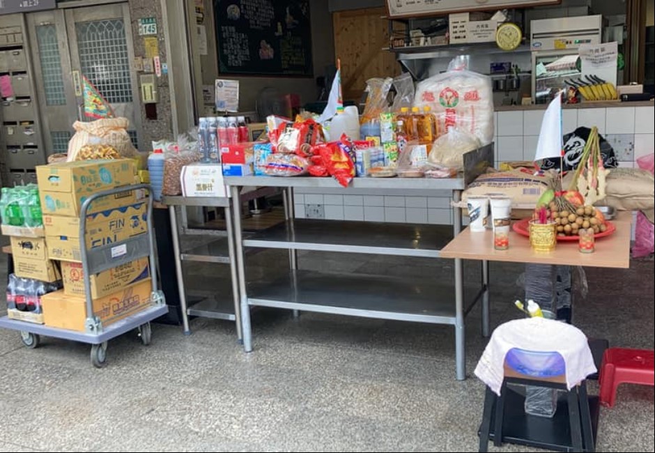 店家普渡「拜生米、沙拉油」遭二星負評「亂搞」 網氣炸:奧客住海邊膩!