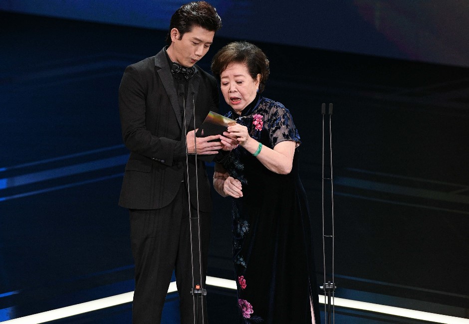 再披上屆戰袍!網讚影后陳淑芳「超勤儉!」