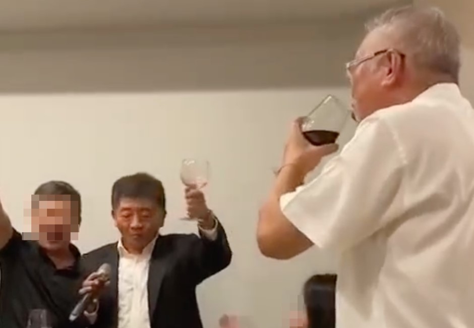 陳時中脫罩嗨唱 餐會身旁超大咖「白衣男」身分曝光!