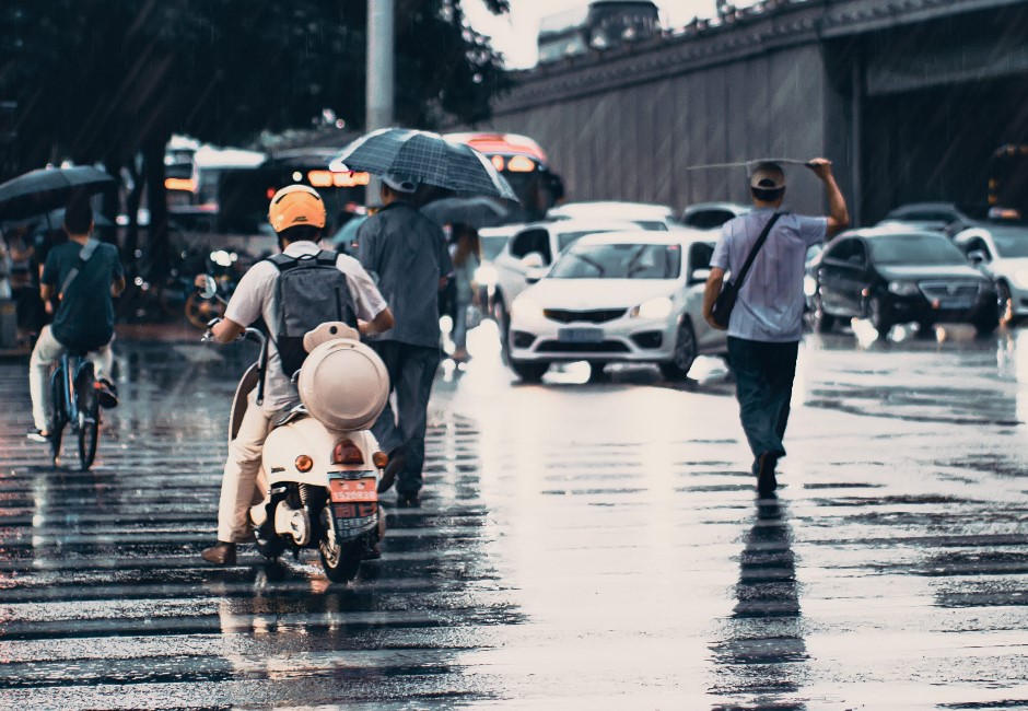 穿雨衣騎車「兩條褲管全濕」 網傳授「一滴不漏」關鍵穿法
