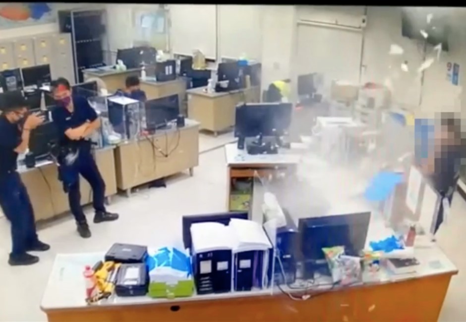 爆炸畫面曝光!竹縣男子攜土製炸彈赴警局陳情 右手遭炸斷急送醫