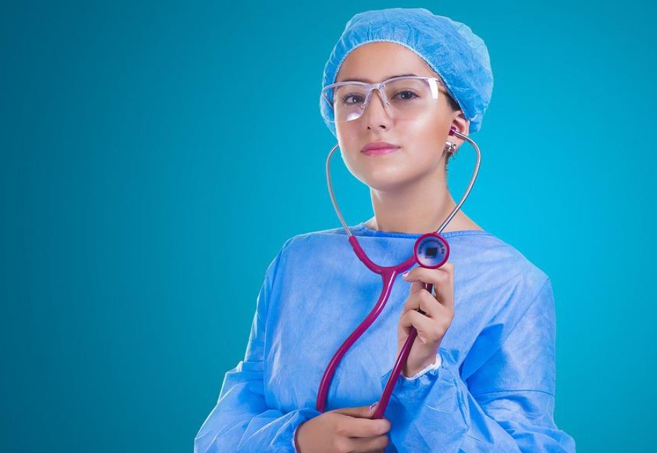 為何手術袍都是藍綠色?背後原因「視覺後像」大揭秘