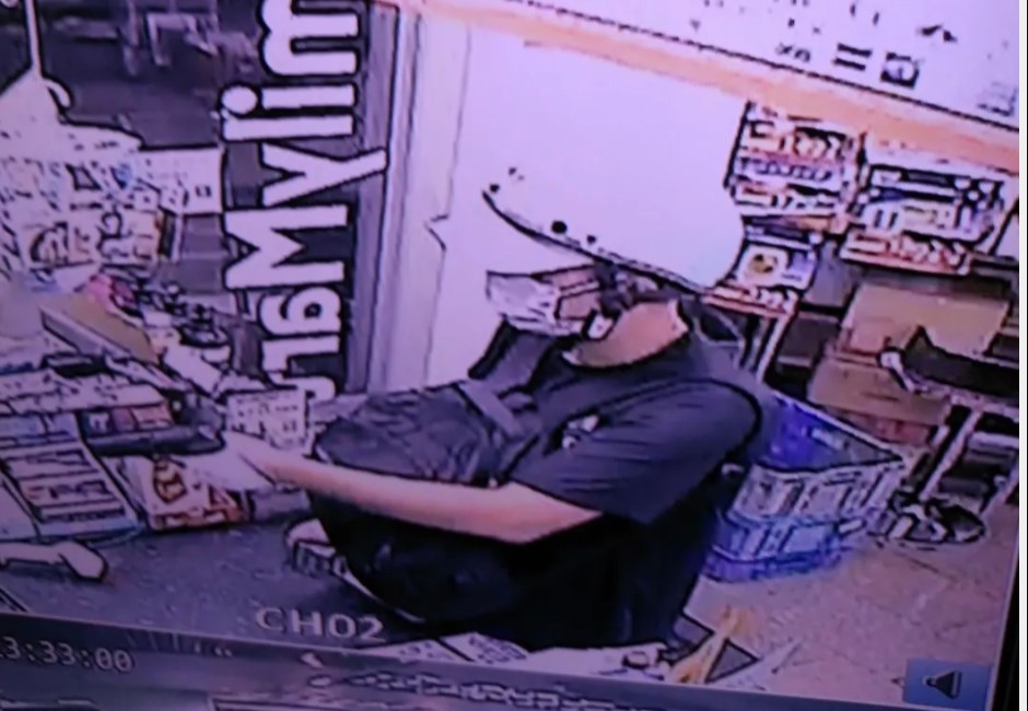 影/台南殺警案嫌犯現身新營超商!持槍行搶、騎黑色機車逃逸