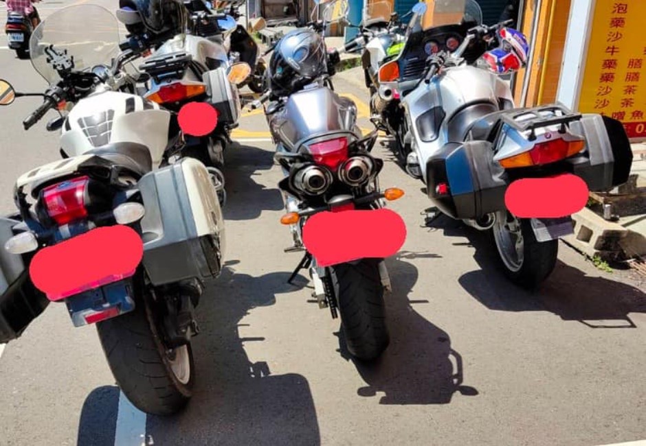 6台重機整齊停滿一車格!鄉民猛嗆違法 網酸「無知真的很可悲」