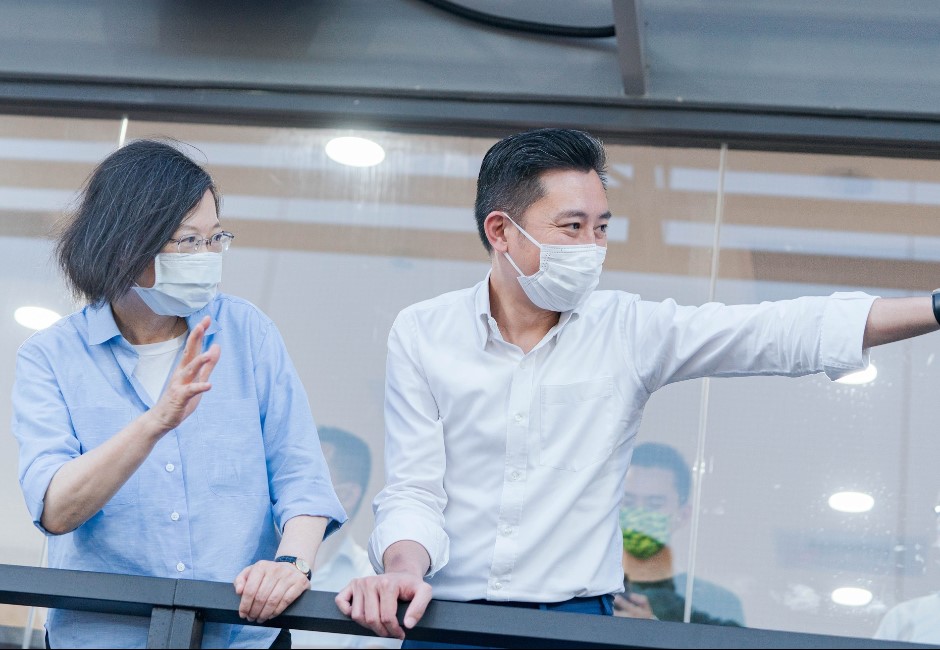 不滿林智堅論文案「與台大對幹」兩名英系立委遭爆在群組內開砲