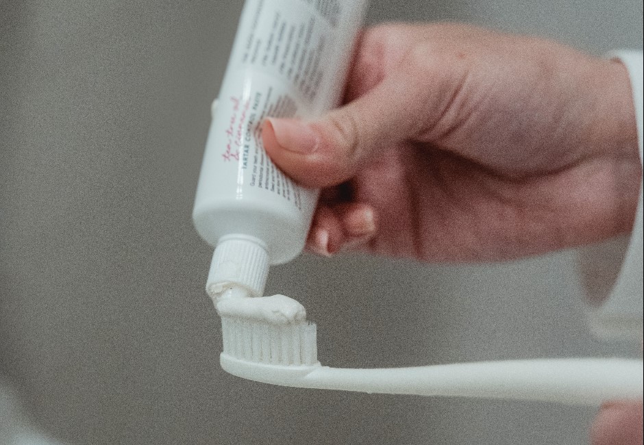 牙膏底部有「黑色線條」就要丟掉?食安專家出面闢謠 真實用途曝光