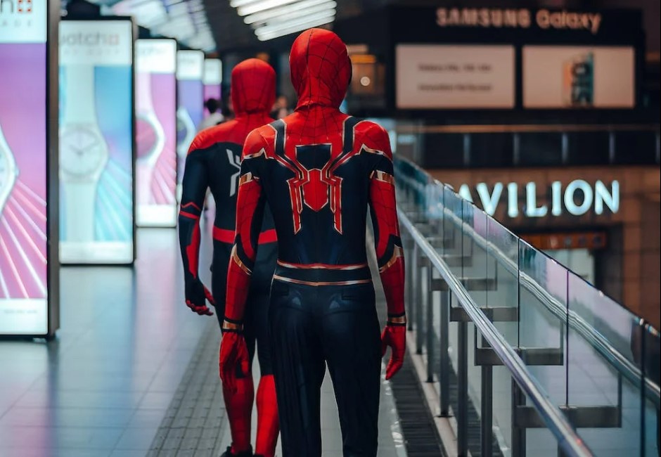 影/Cosplay也能辦案!警扮漫威英雄緝毒 毒販毫無防備傻眼:以為是萬聖節玩笑