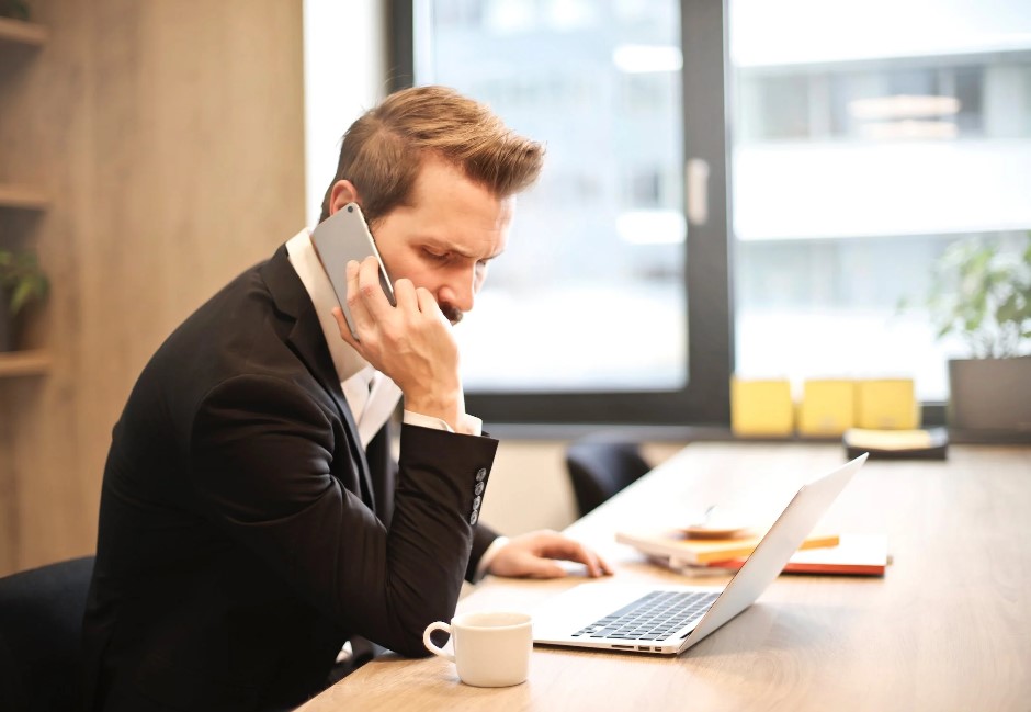 真的太閒!上班「只要看報紙、散步」 他年薪4百萬怒告公司