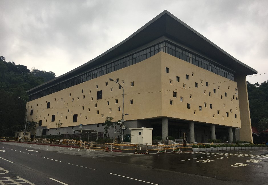 冰櫃不夠!最多80具遺體暫放禮儀廳「排隊」入冰櫃 北市二殯家屬怨疑有「異味」