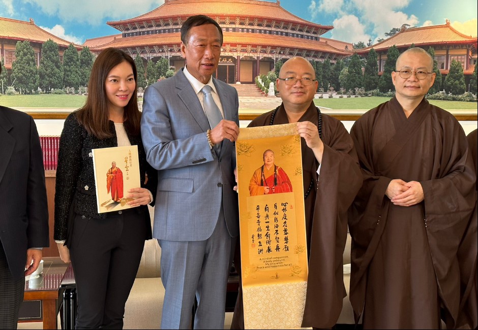 選不選2024?郭台銘:還沒做最後決定 佛光山住持回贈字軸有含意