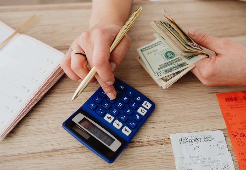 2022年各業薪資排名出爐!每人每月均薪57,718元!金融業居冠 海運業平均年薪245萬