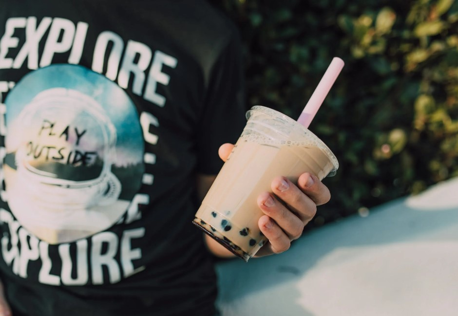 哪家店吸管顏色最多?第二屆飲料王大測驗超難!及格門檻太高 網:我再去多喝幾杯反省