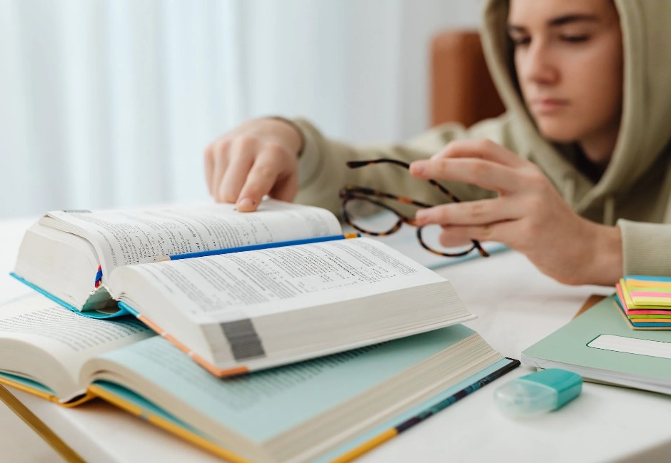 上學背過最沒意義的東西是啥?化學元素、數學公式、古文詩詞誰最惡夢