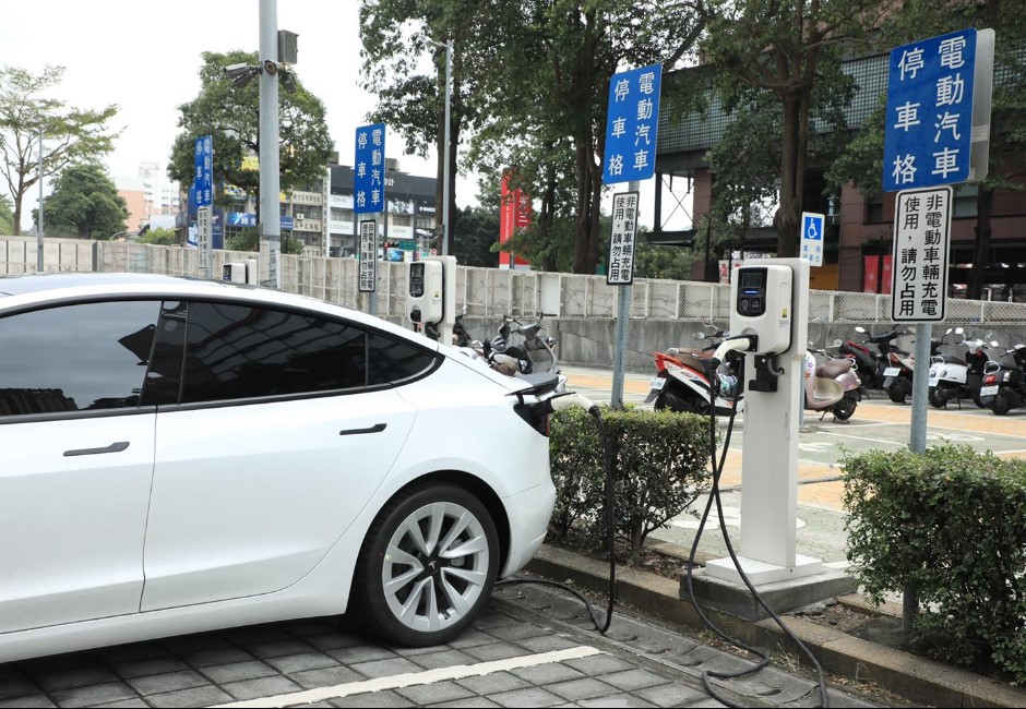 電動車主創群組霸占公有停車格「免費充電樁」頻傳!台中市府不忍了:7/1起使用者付費