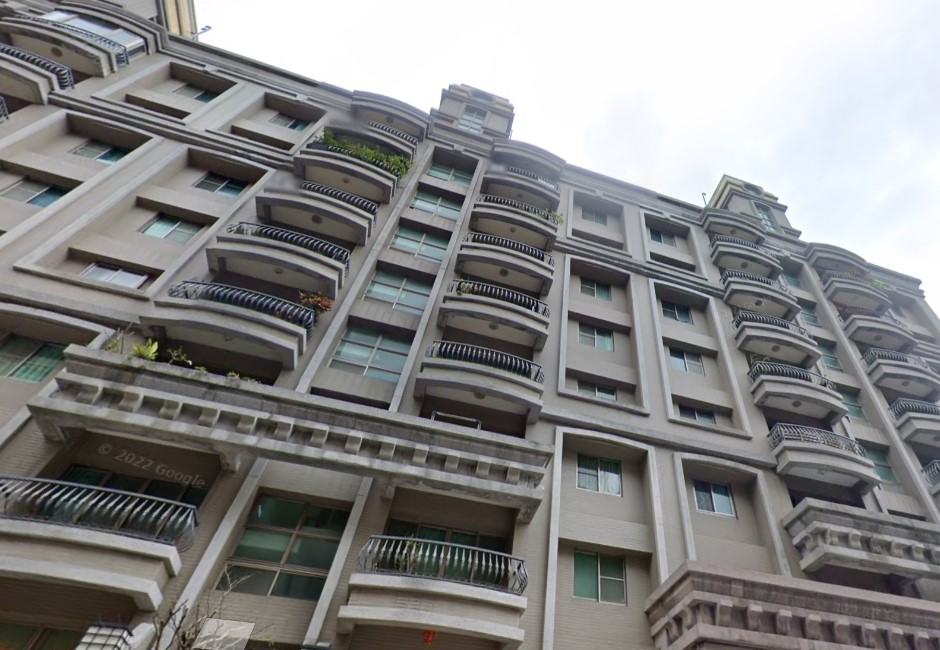 以為是送的!警衛「誤吃住戶蛋糕」慘賠6千丟工作 鄉民肉搜咖啡店怒洗1星評論:金箔做的嗎?