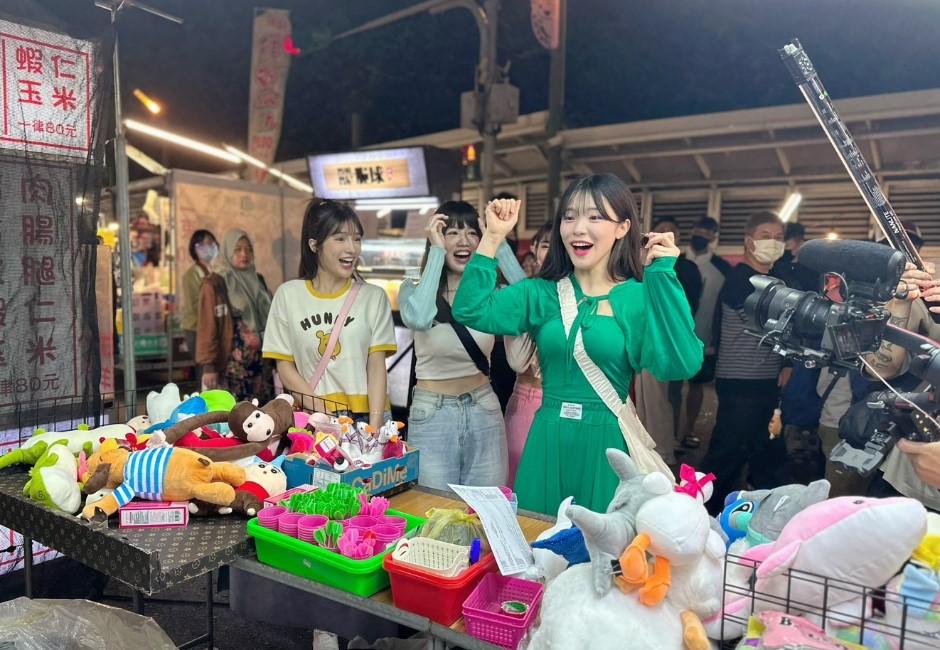 直擊/樂天女孩帶啦啦女神李多慧逛夜市!甜讚「臭豆腐超好吃」 卻因1小吃嚇到崩潰