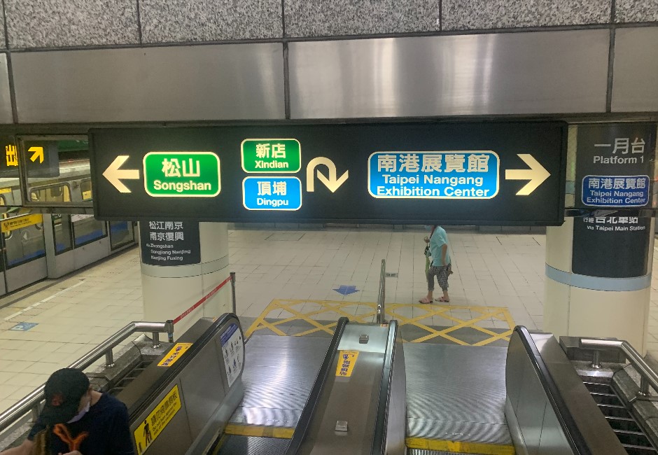 時間管理大師?超狂阿伯搭捷運「忘情刷牙」 北捷認了:沒禁止